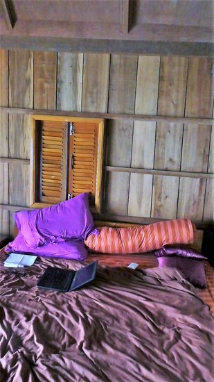 leise schwankend, auf den Holzpfählen wird man in den Schlaf gewiegt