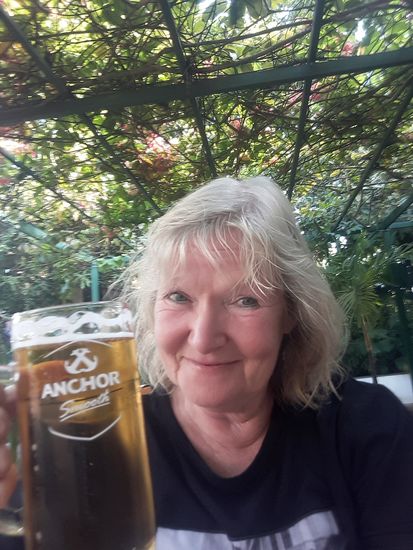 die Terrasse unter einem Dach aus Jasmin, der morgens und abends betörend duftet. Cheers