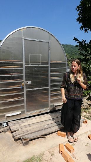 im März wird der Pfeffer geerntet, und in diesen Häusern getrocknet.
Aus dem grünen Pfeffer wird dann der Schwarze, und aus dem roten (dann ohne Schale) wird der Weisse.