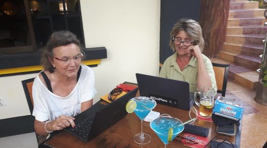 Astrid, Helen und 2 Frozen blue Margaritas