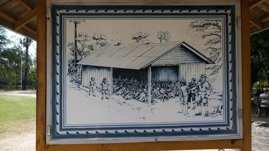 mit Fussfesseln aneinander gekettet, reihenweise.