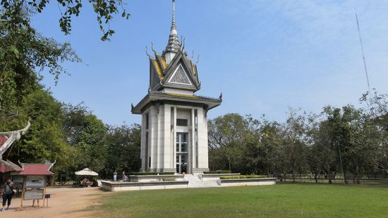 diese Stupa wurde als Gebeinturm gebaut. 14 Etagen voller Gebeine, 10 Etagen davon ausschließlich Schädel.