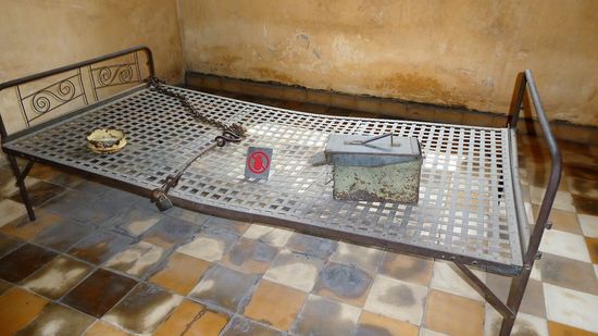 an den Füssen festgekettet, das Metallgefäß war für die Notdurft da