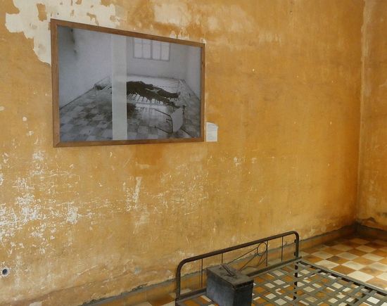 kurz nachdem die Vietnamesen das Regime gestürzt hat, war das S21 ganz zum Schluß gefunden worden. Sämtliche Unterlagen waren vernichtet, und die letzten 14 menschen wurden tot nach Folter zurückgelassen., dokumentiert mit Originalfotoaufnahmen.