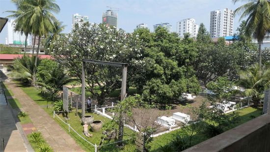 diesen Menschen, namenlos wurde mit 14 weissen Steinen im Hof gedacht