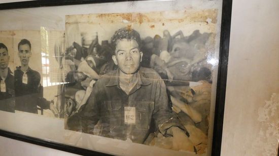 es gab nur vereinzelte Menschen, die dem Tod entkommen konnten, und so Zeitzeugen wurden. Ein Maler, der aus Erinnerung Bilder gemalt hat, die Foltermethoden zeigen. Das erspare ich uns.