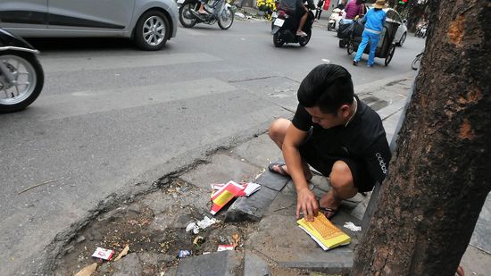 vor den Läden wird "lucky money" verbrannt. Es soll Glück bringen für das neue Jahr.