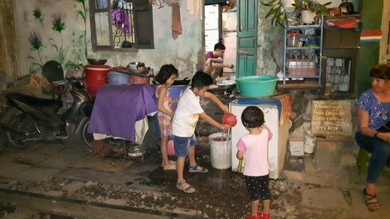 der normale Alltag zwischen den Gleisen. Die Menschen kennen die Uhrzeiten, zu denen der Zug hier durchbraust