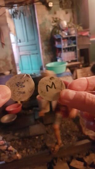 anschließend suchen alle ihre Kronkorken. Gefunden!