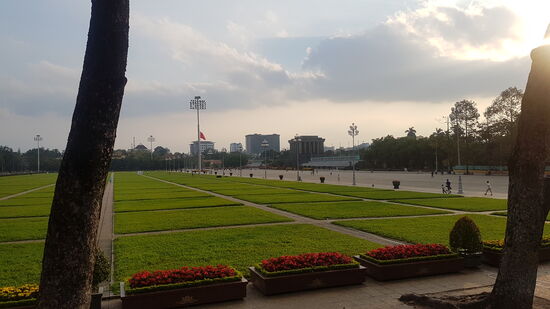 rechts weit hinten das Mausoleum.