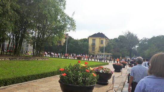 um 2 Ecken des Parks vor dem Mausoleum, siehe Bild vorher