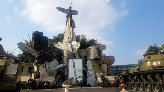 Schrottkunst aus Kriegsmaterial