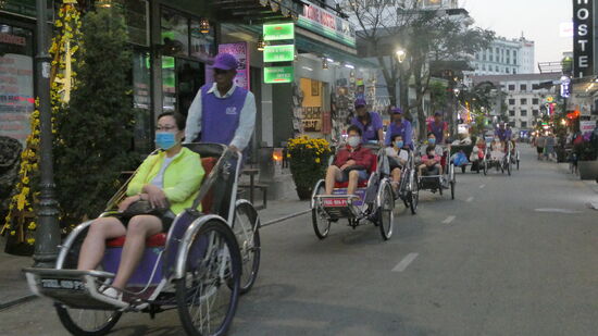 Chinesen sind daran zu erkennen, daß sie immer ! in Gruppen auftreten, und ganz häufig einen Mundschutz tragen