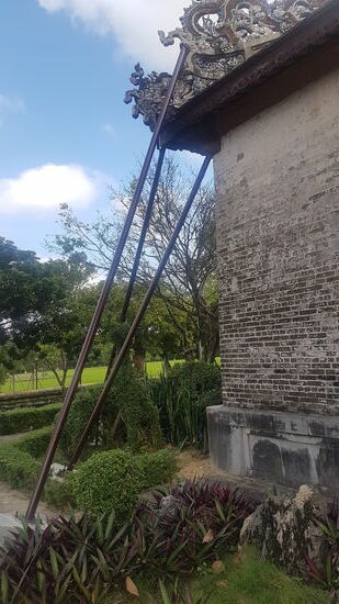 so ganz sicher scheint der Bau nicht mehr zu sein,..