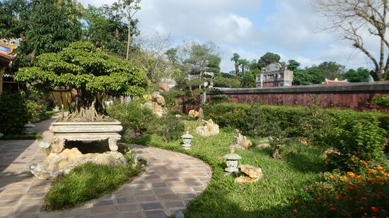 traumhaft angelegte Gärten mit uralten Bonsais