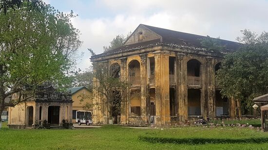 leider auch fast unrettbar verfallene Häuser - ein wirklicher Jammer