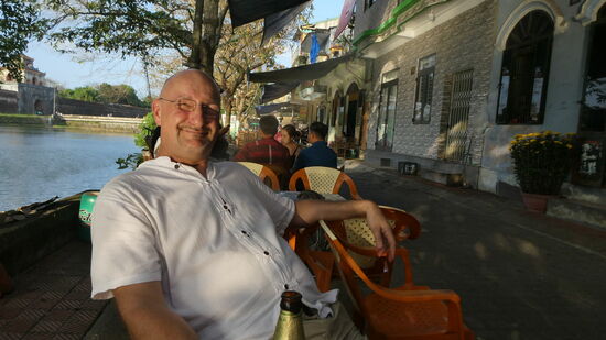 nach soviel Lauferei ist das erste Bierchen fällig
(und demnächst - siehe den mittleren Teil des freundlichen Herren - dann nach soviel Bierchen die Lauferei)