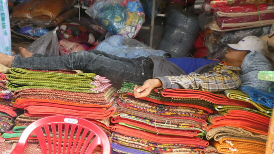 Er verkauft Teppiche...