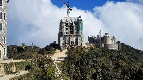 mit der 2. Seilbahn ging es weiter, vorbei an weiteren Baustellen eines riesigen Disneyworlds