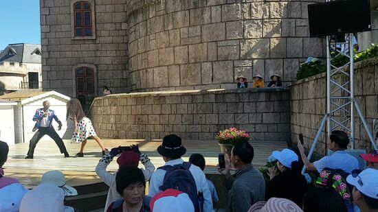 Tanzdarbietungen, Stelzenläufer und kitschige Kulissen