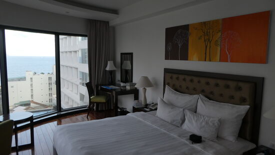 das Zimmer - nett mit Aussicht von oben auf Straßen und Meer