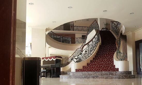 der Ruhm wirkt schwer angestaubt, und auf dem Klavier hat wohl auch schon lange kein Pianist mehr gespielt