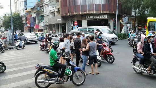 als Fussgänger hat man es nicht leicht. Einfach loslaufen ! die Rollerfahrer weichen aus, entweder fahren sie vor dir vorbei oder hinter dir Autos weichen nicht aus.