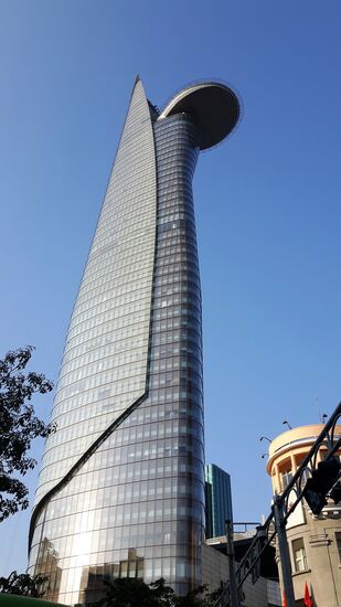 ich habe Karten gekauft zur Besichtigung des Bitexco Towers und eine Heineken Tour..Man fährt hinauf auf die 59, Ebene, und dann mit der Heinekentour gehts noch 2 Etagen höher. Eine reine Werbeveranstaltung, aber ganz witzig, und es gibt noch kostenlos Heinekenbier