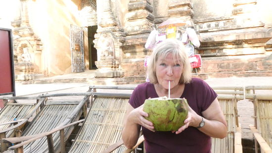 Meine erste Kokosnuss – schön kalt – und anschließend auch noch auslöffeln. Das liebe ich und werde jede Gelegenheit nutzen, die sich mir bietet.