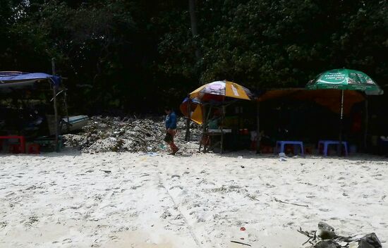 der Strand ist sauber, aber der Müll wird dann einfach so gesammelt. Bergeweise...