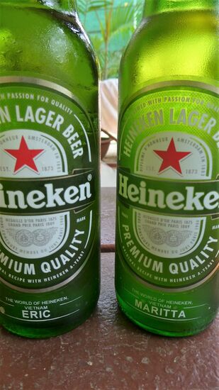 zum Abschied trinken wir unsere personalisierten Flaschen Heineken aus Saigon.