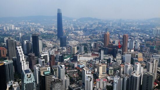 die rote Markierung zeigt unser Hotel. Hier wirkt es so winzig gegen all die Riesen.