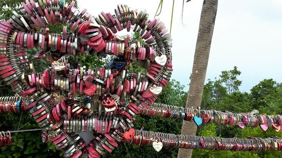 ganz nach dem Geschmack der Asiaten, und auch gut organisiert. Vor Ort nicht nur der Schlösschenkauf, sondern auch die Gravur möglich für spontane Liebesschwüre