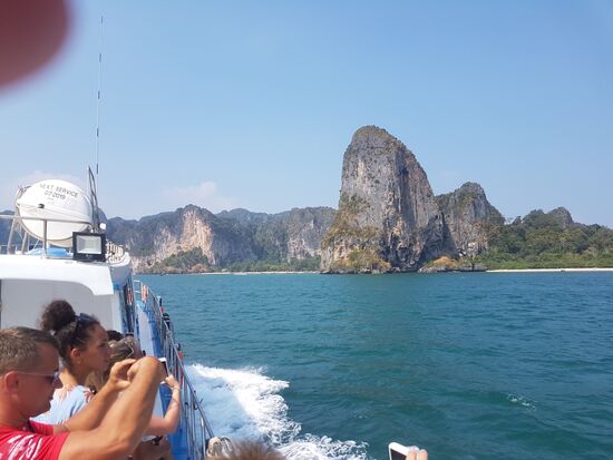 Wir schippern durch die Andamanensee, vorbei an vielen Felsen.
Eine ähnliche Anmutung wie in der Halong - Bucht.