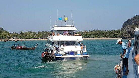 Passagiere mit anderen Zielen müssen umsteigen, direkt auf dem Wasser..
Entweder auf ein anderes Schnellboot, oder wenn die Insel in Sichtweite ist, auch auf ein Longboat...