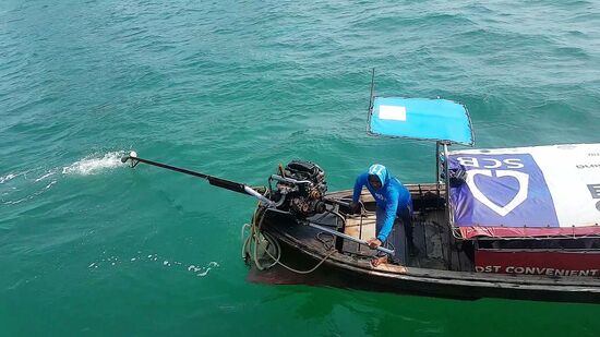 2-Liter-Vierzylinder Diesel. Schalldämpferbefreit. Innenstadtverbot ist aber nicht so schlimm...