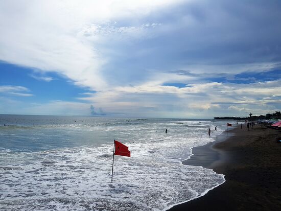 Das erste Ziel ist Canggu, an der Westküste, Schwarzer Sand und bei Surfern sehr beliebt