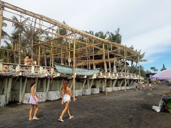 Was aussieht wie ein Baugerüst, ist eine Bar mit Chillzonen oben und unten.
