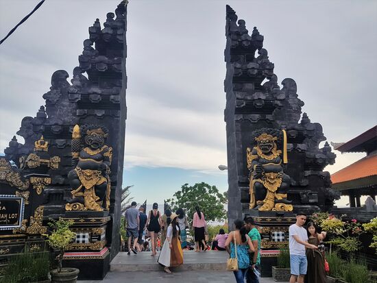 Wir fahren nach Tanah Lot - zu einem der höchsten hinduistischen  Heiligtümer auf Bali.