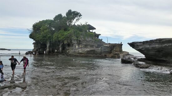 Das eigentliche Heiligtum. Ein Stück Felsen. Die weiss gekleideten Herren sind die Wächter