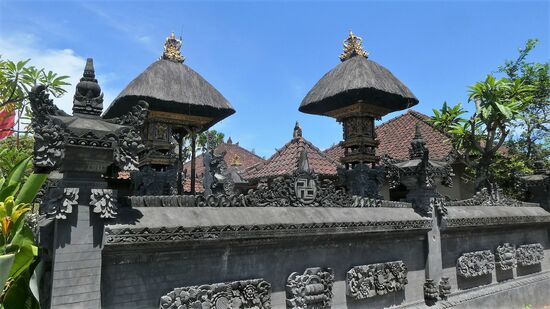 Nicht immer zu erkennen, ob Hauseingang oder Tempel. Beides oft gleich schön gestaltet.