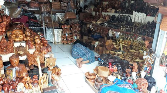 auch hier die obligatorischen Souvenierläden. Hier wird schlafenderweise verkauft - oder auch nicht