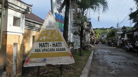 Hati Hati heisst Vorsicht. Bei den Schlaglöchern auch sehr angebracht
Um aber keinen überregulierten Eindruck zu erwecken, allgemein geht s auch ohne Schilder