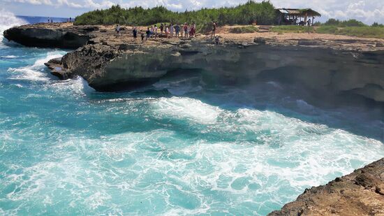 vor kurzem hat es wohl zwei Chinesen erwischt... Zu nah an den Klippen auf der Suche nach dem besten Schuss. Eine besonders hohe Welle hat sie dann nach unten gezogen.
Leider können die meisten Chinesen nicht schwimmen.
(Notiz für das Bauordnungsamt: Die vorgeschrieben Geländerhöhe von 1,10m wird hier um 1,10m unterschritten)