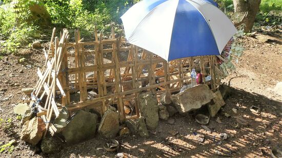 Ein frisches Grab, mit Steinen geschützt, vermutlich Schutz gegen die wilden Hunde, die sich dort herum treiben.