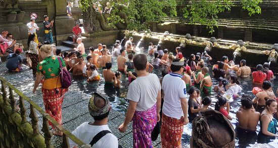 diese Bilder sind aktuell. Die wenigsten Menschen hier sind gläubige Hindus, sondern Touristen.