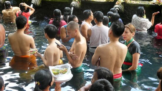 Touristen, mit Handy im Wasser stehend, viele lautstark redend, die Gläubigen bei ihren  Zeremonien störend.
Hier habe ich mich fremdgeschämt.