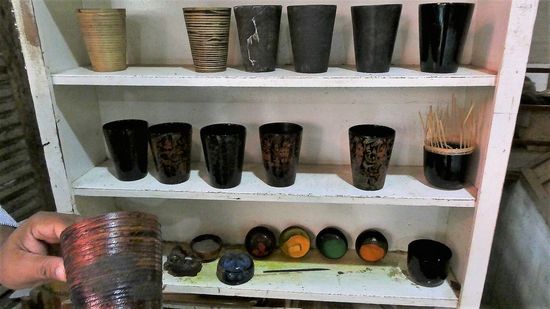 man bekommt eine kleine Führung. Es gibt 3 Arten von Material, Bambus - bleibt flexibel, für Trinkgefäße, Pferdehaar ebenfalls - kann allerdings nur rund gearbeitet werden wie Bambus und Teakholz, die teuerste Art.