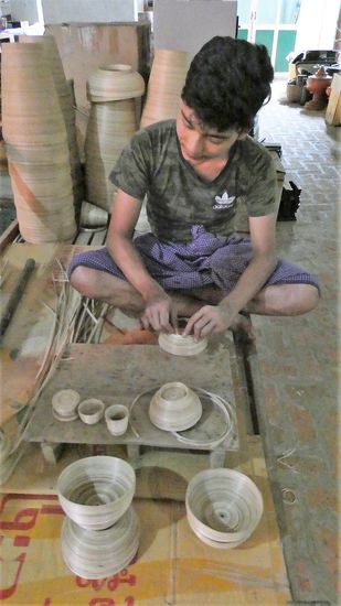 ein Bambusgefäß wird hergestellt.