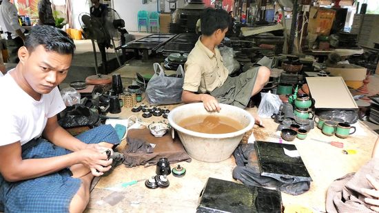 in vielen Schichten wird die Flüssigkeit aufgetragen, poliert, und wieder neu aufgetragen.